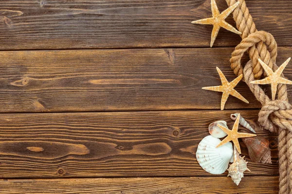 Deniz kabuklarını tahtaya kenarlık. Deniz arka plan.