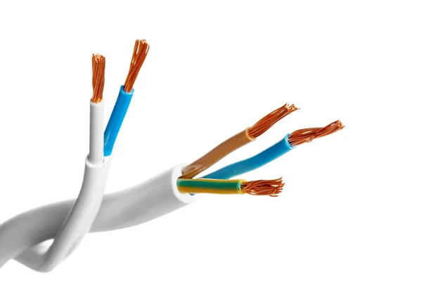 与许多孤立的白色背景上的电线电屏蔽的电缆 — 图库照片