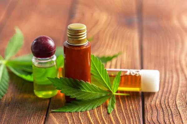 Esrar yaprakları ve ahşap arka plan üzerine yağlıboya