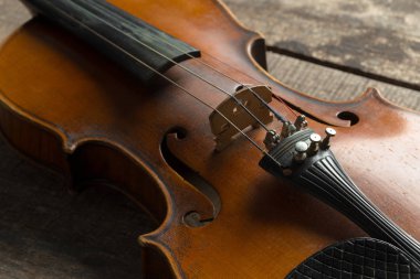 Ahşap masa, keman görünümü kapatın