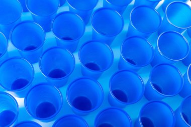 Mavi boş tek kullanımlık plastik gözlük