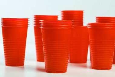 kırmızı tek kullanımlık plastik gözlük