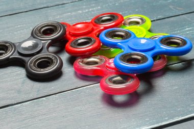 el spinner stres giderici oyuncak ahşap arka plan üzerinde kıpır