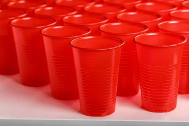 kırmızı tek kullanımlık plastik gözlük