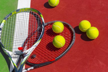 Tenis topları ve raketleri çim sahada
