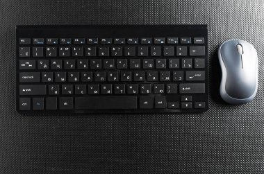 Masadaki klavye ve fare .