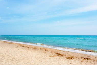 Plaj sahil deniz dalgaları ile