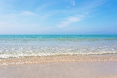 Plaj sahil deniz dalgaları ile