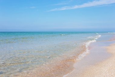 Plaj sahil deniz dalgaları ile