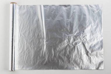 Beyaz arka plan üzerinde izole alüminyum folyo rulo