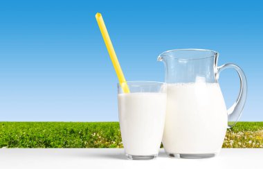 Yakın çekim süt ile sürahi