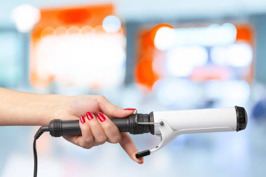 Curling saç tutan el berber