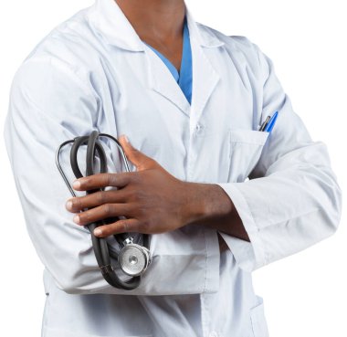 Steteskobu olan doktor beyaz arkaplanda izole edilmiş.