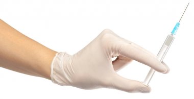 Eldeki şırınga beyaz arkaplanda izole edildi