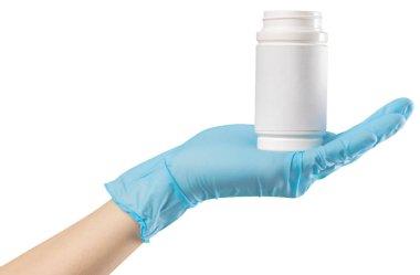 Beyaz zemin üzerinde bir ilaç ile eldivenli elini