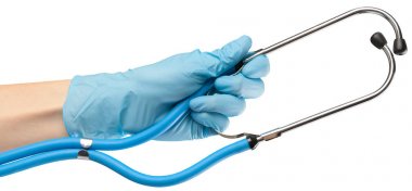 stetoskop elinde, yakın çekim, beyaz arka plan üzerinde izole