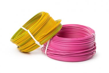 Beyaz arka plan üzerinde izole elektrik kabloları, enerji ve teknoloji donatımı