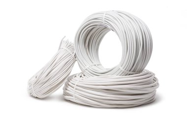 Beyaz arka plan üzerinde izole elektrik kabloları, enerji ve teknoloji donatımı