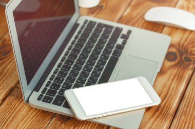 ofis büro dizüstü akıllı telefon ve iş ofis arka plan ile.