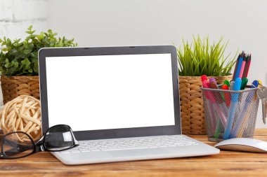 Çalışma alanı. ahşap masa laptop boş ekran.