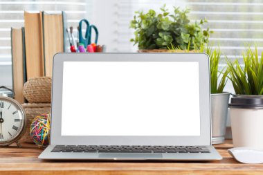 Çalışma alanı. ahşap masa laptop boş ekran.