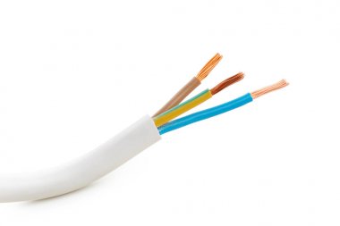 Beyaz arka plan üzerinde izole birçok telleri ile elektrik ekranlı kablo