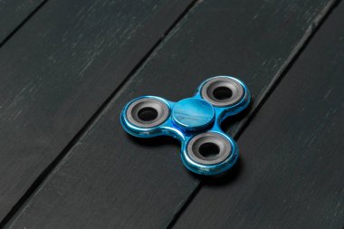 Spinner ahşap bir masa üzerinde kapat.