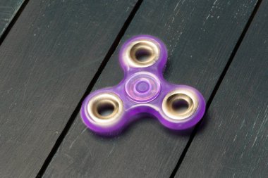 Spinner ahşap bir masa üzerinde kapat.