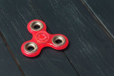 Spinner ahşap bir masa üzerinde kapat.