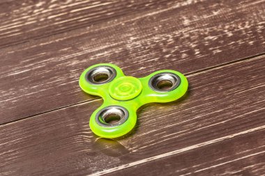 Spinner ahşap bir masa üzerinde kapat.