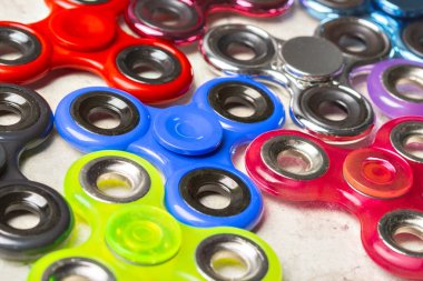 Spinner stres giderici oyuncaklar taş zemin üzerine kıpır