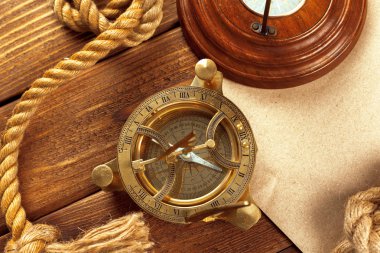 Pusula ve ahşap masa, yakın çekim halat.