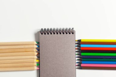 renkli kalemler ve masanın üstünde not etmek