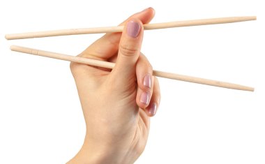 El chopsticks beyaz bir arka plan üzerinde tutar.