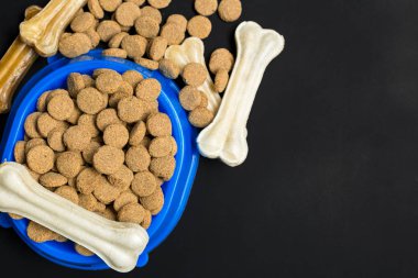 Köpekler ve kediler için Kuru gıda.
