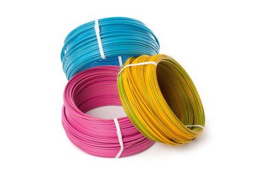 Beyaz arka plan üzerinde izole elektrik kabloları, enerji ve teknoloji donatımı