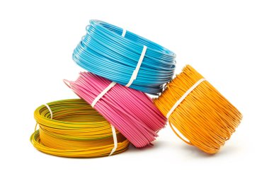 Beyaz arka plan üzerinde izole elektrik kabloları, enerji ve teknoloji donatımı