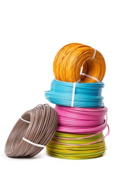 Beyaz arka plan üzerinde izole elektrik kabloları, enerji ve teknoloji donatımı