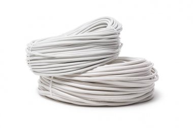 Beyaz arka plan üzerinde izole elektrik kabloları, enerji ve teknoloji donatımı