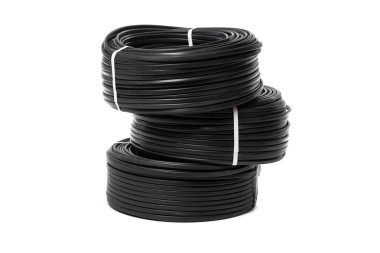 Beyaz arka plan üzerinde izole elektrik kabloları, enerji ve teknoloji donatımı