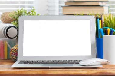 Çalışma alanı. ahşap masa laptop boş ekran.