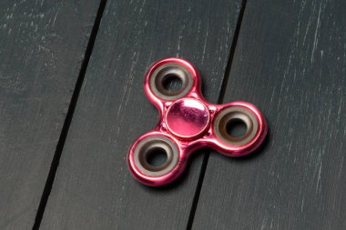 Spinner ahşap bir masa üzerinde kapat.
