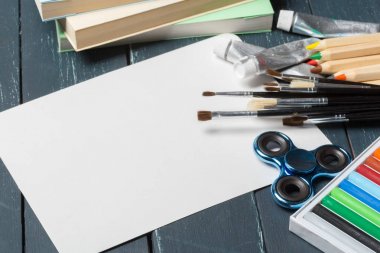 Spinner ve okul malzemeleri ahşap masa üzerinde kapat.