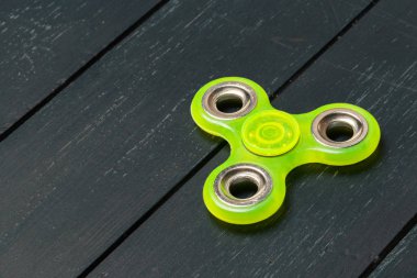 Spinner ahşap bir masa üzerinde kapat.