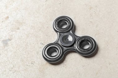 Spinner stres giderici oyuncak taş zemin üzerine kıpır