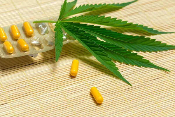 Nahaufnahme Von Medizinischem Marihuana Auf Holzgrund — Stockfoto
