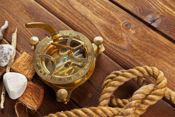 Pusula ve ahşap masa, yakın çekim halat.