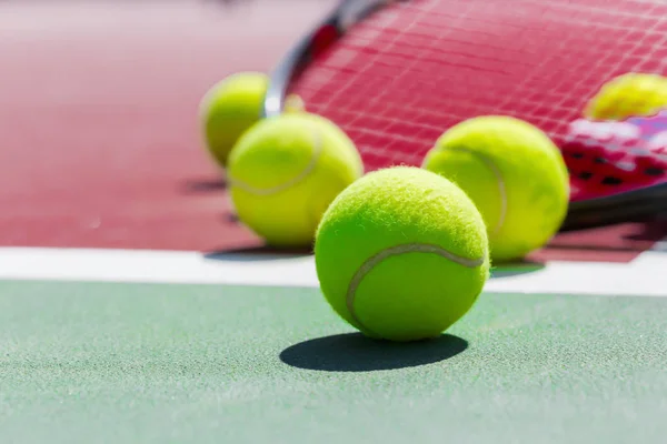Tennisbollar Och Racket Gräs Domstolen — Stockfoto