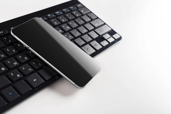 Tastatur Mit Handy Auf Dem Tisch — Stockfoto