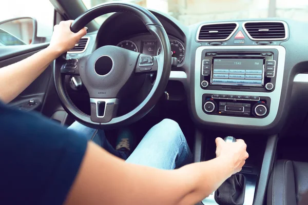 Kadın sürücü araba kullanıyor.